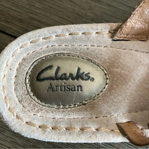 Gold woven crisscross Clark slip on sandals - Picture 7 of 8